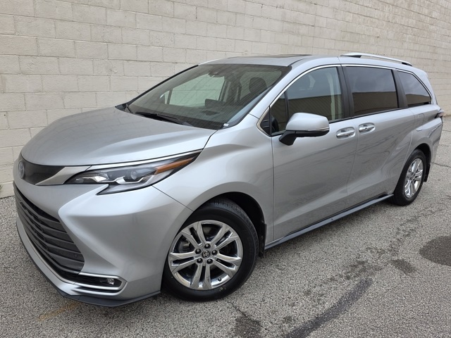 2022 Toyota Sienna Platinum's photo