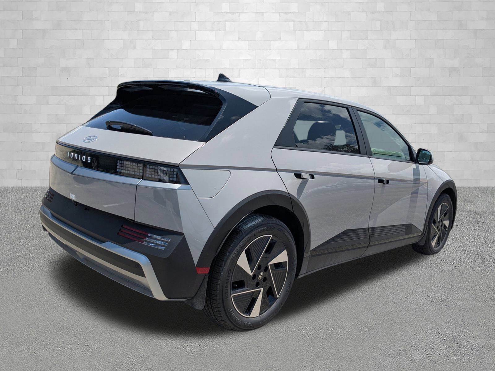 2025 Hyundai Ioniq 5 SE photo 2
