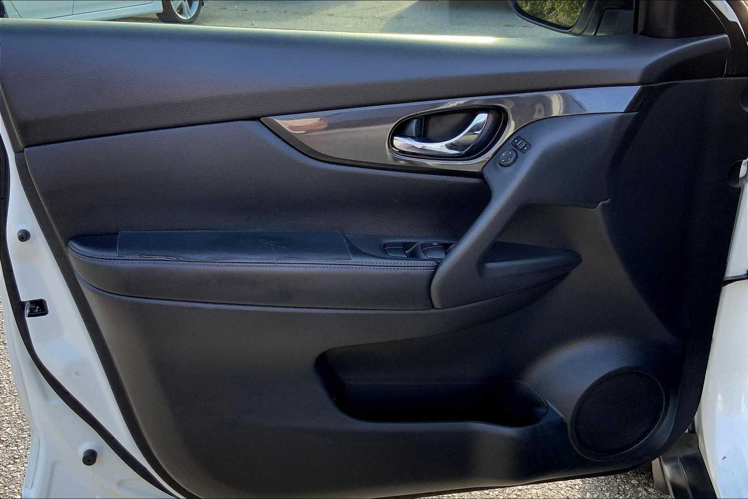 2020 Nissan Rogue SV photo 19