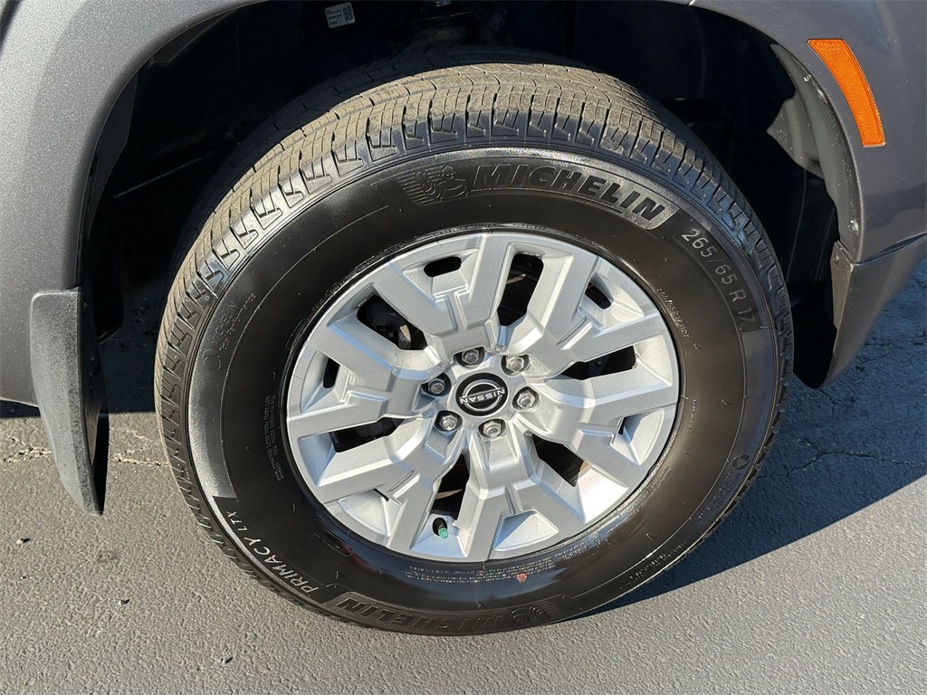 2022 Nissan Frontier SV Crew Cab photo 9