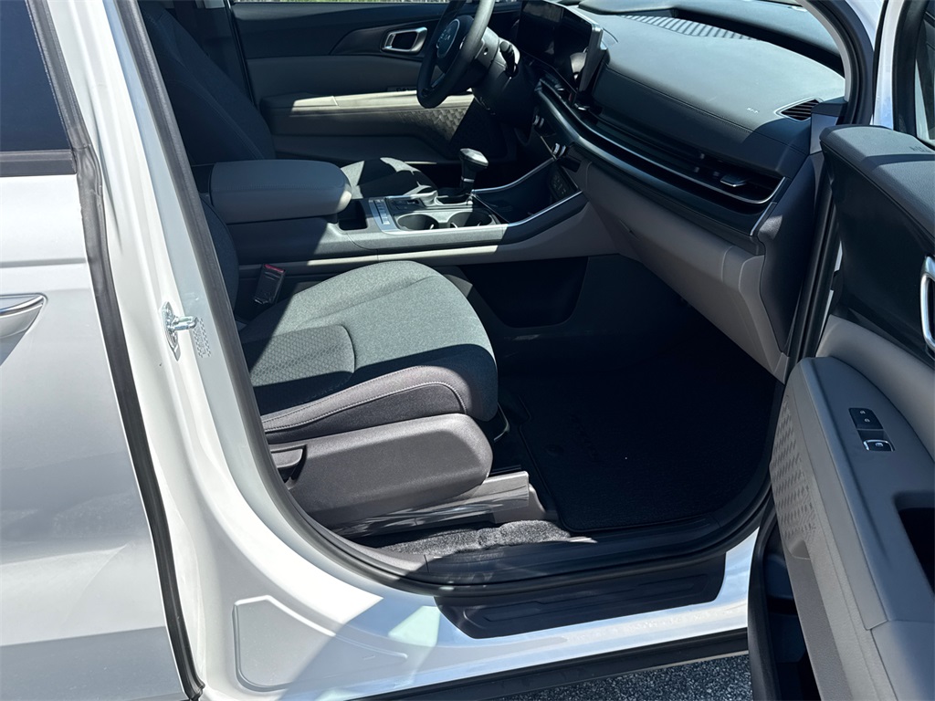 2026 Kia Carnival LX photo 11
