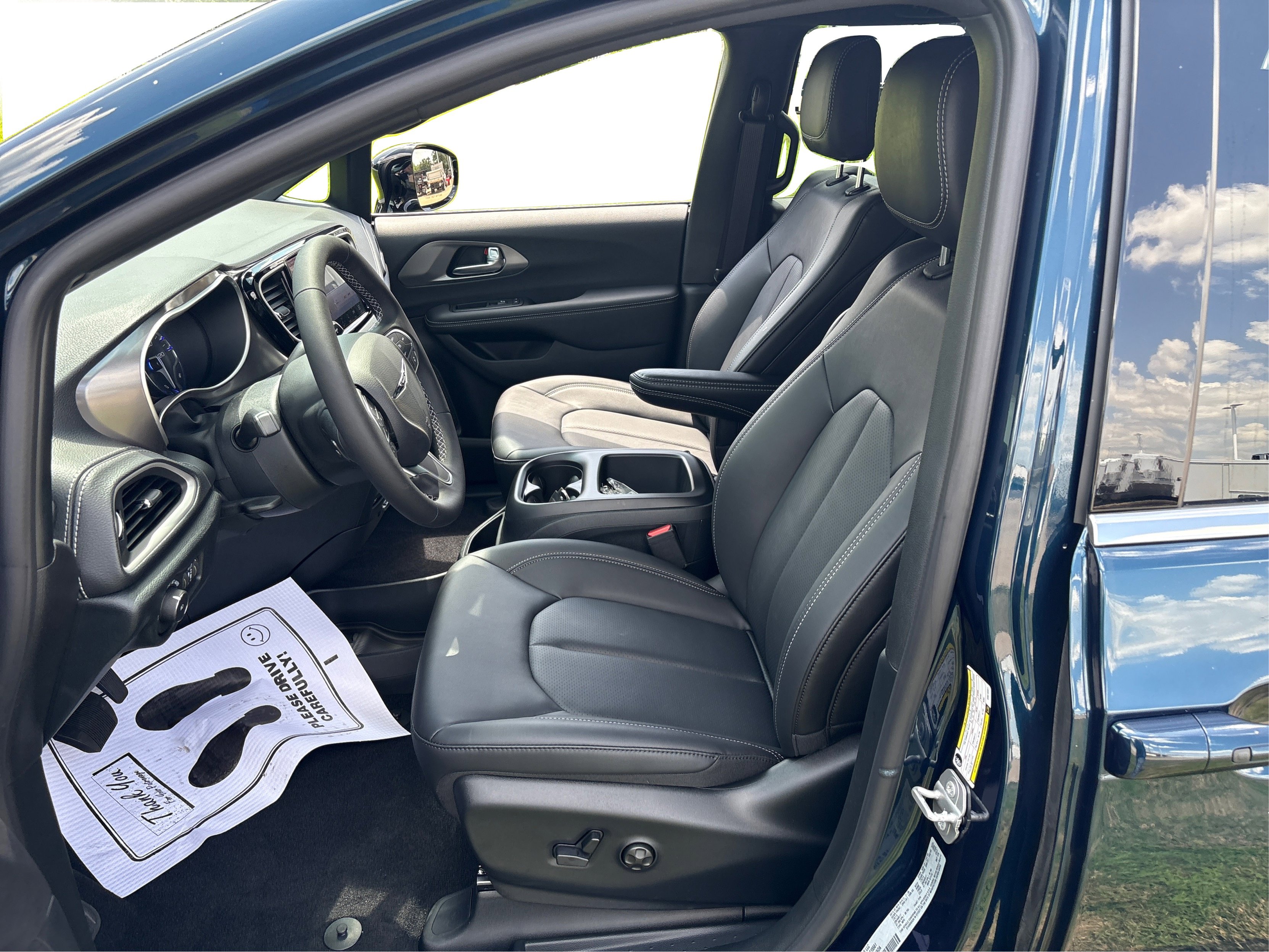 2025 Chrysler Pacifica photo 8