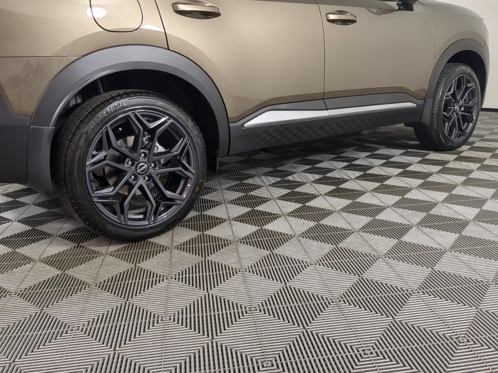 2025 Nissan Kicks SR photo 5