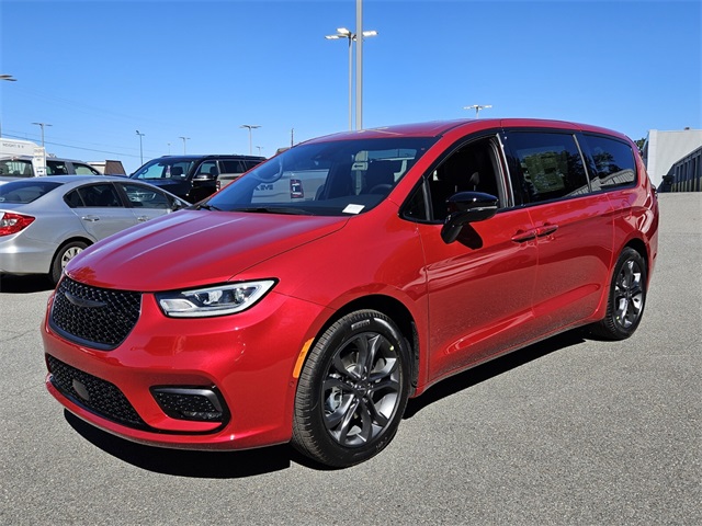 2026 Chrysler Pacifica photo 3