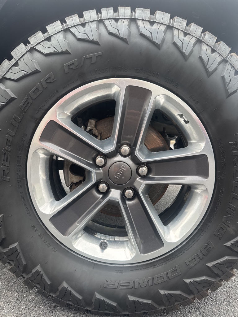 2019 Jeep Wrangler Unlimited Sahara photo 2