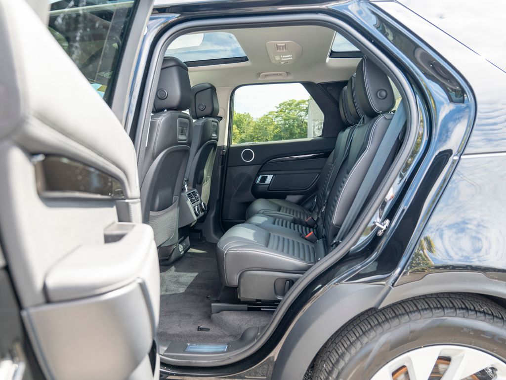 2024 Land Rover Discovery S photo 19