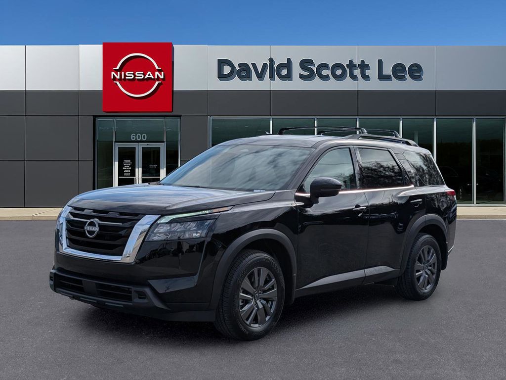 2025 Nissan Pathfinder SV's photo