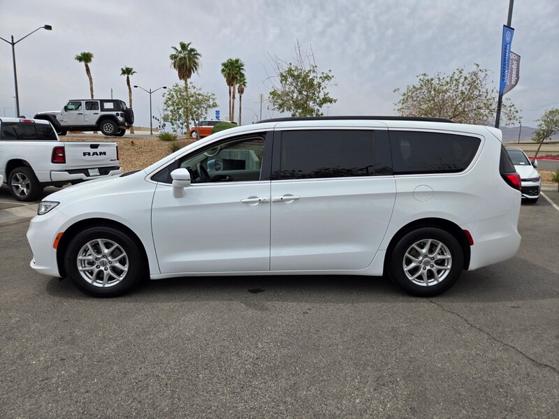 2022 Chrysler Pacifica Touring L photo 2