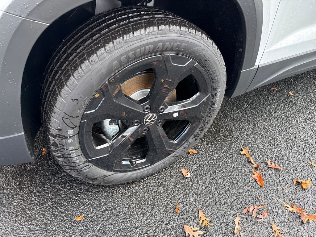 2025 Volkswagen Taos SE photo 2