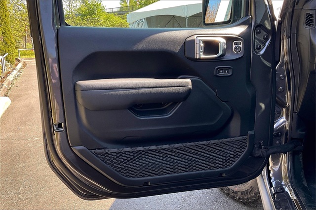 2025 Jeep Wrangler Willys photo 20