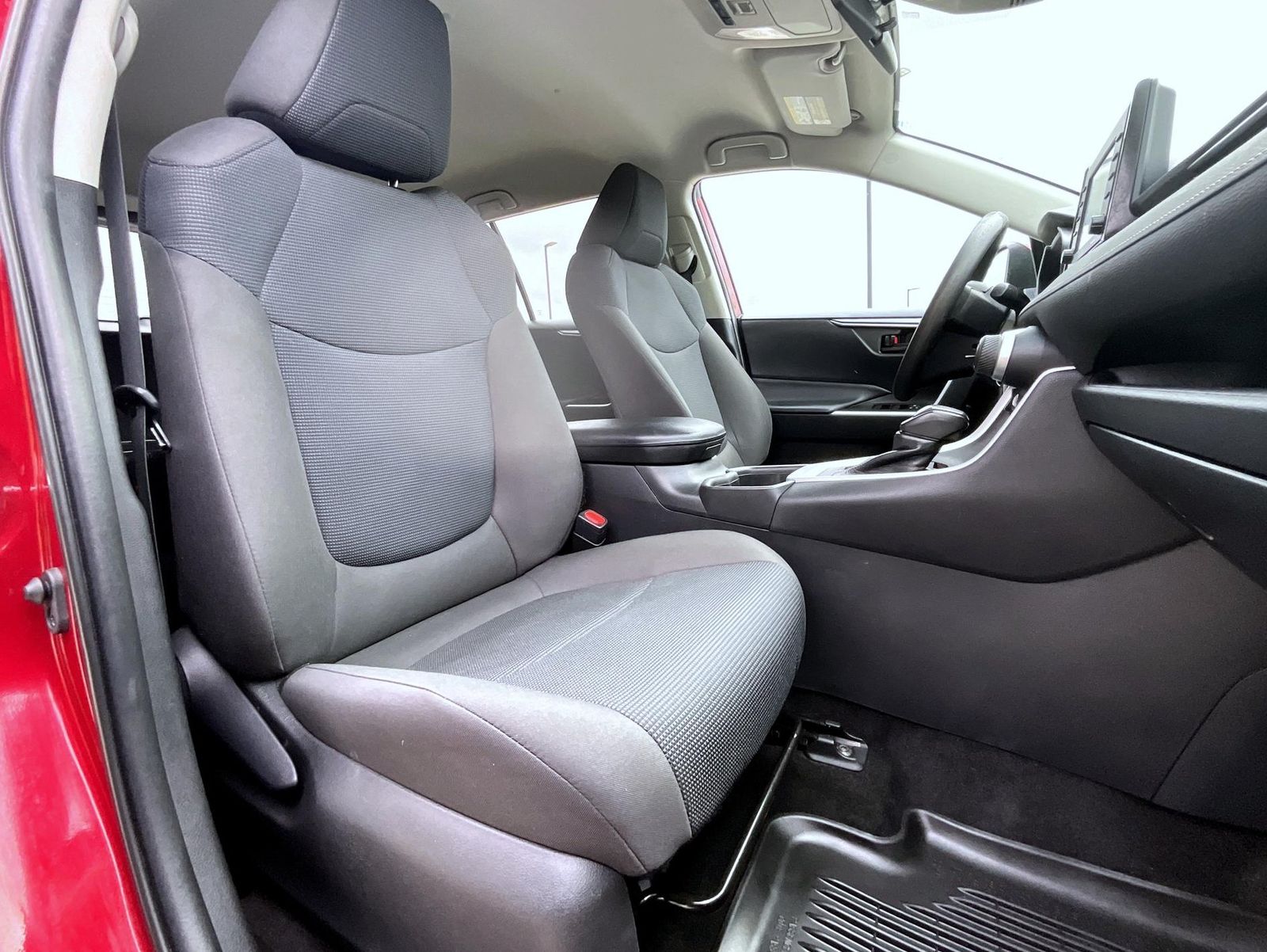 2022 Toyota RAV4 LE photo 16