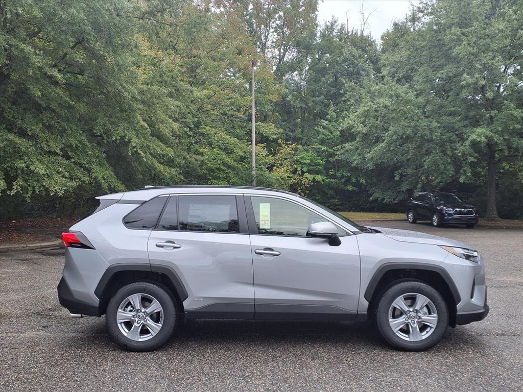 2025 Toyota RAV4 Hybrid XLE photo 3