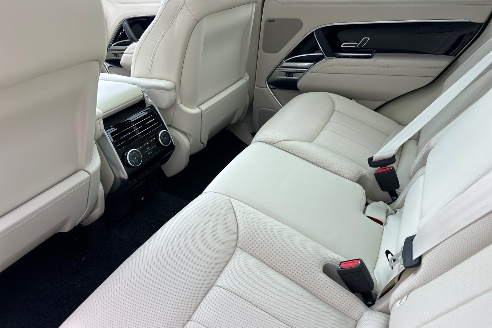 2025 Land Rover Range Rover SE photo 12