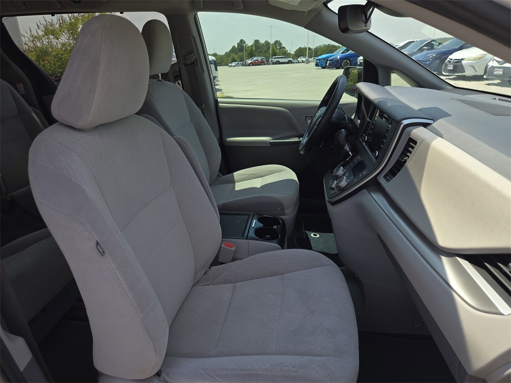 2020 Toyota Sienna LE photo 26