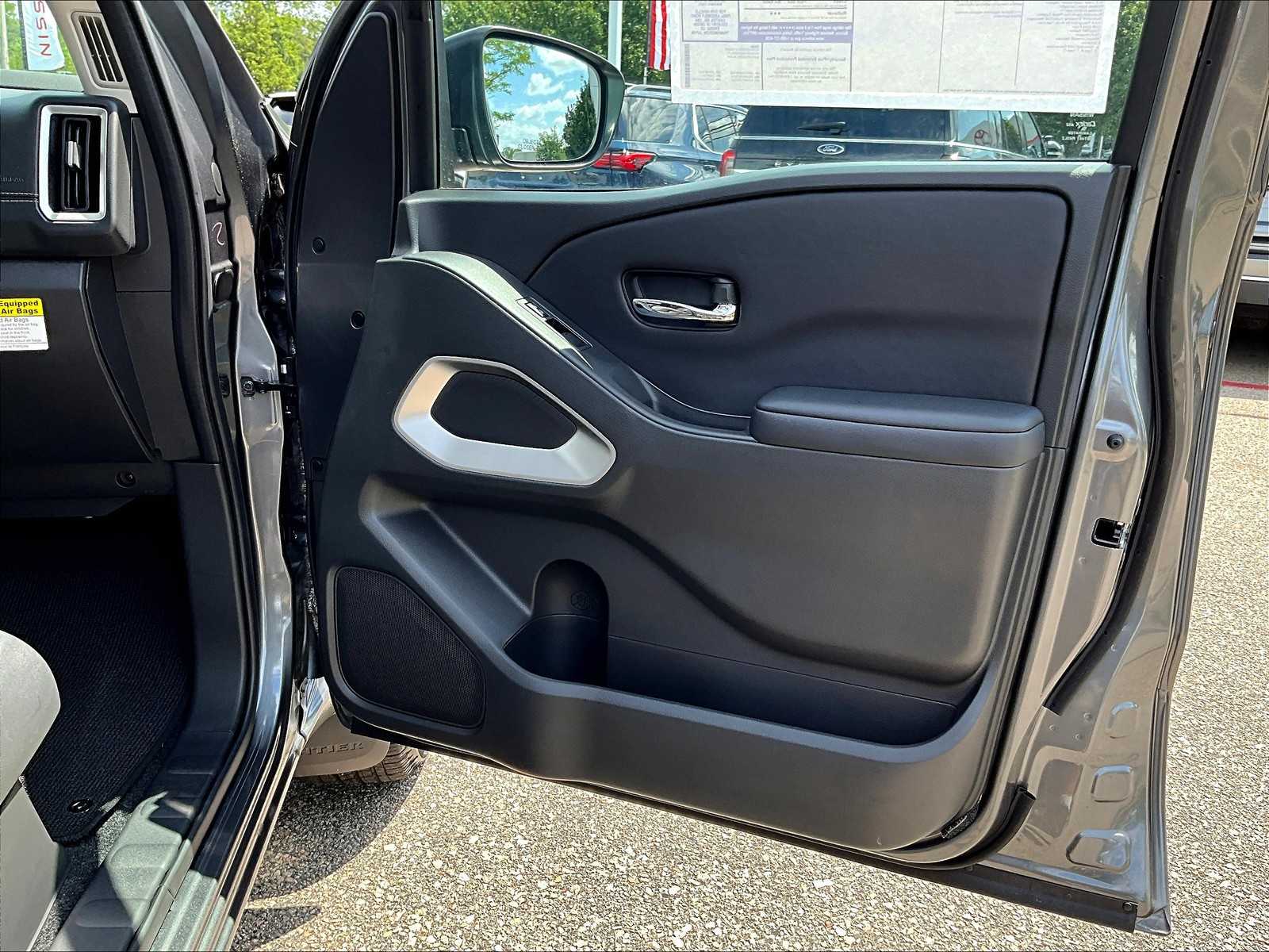 2025 Nissan Frontier SV photo 12