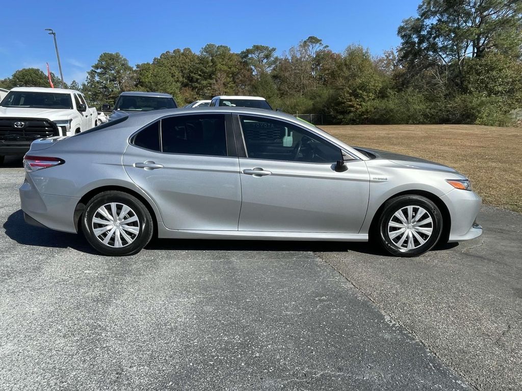 2018 Toyota Camry Hybrid LE photo 2
