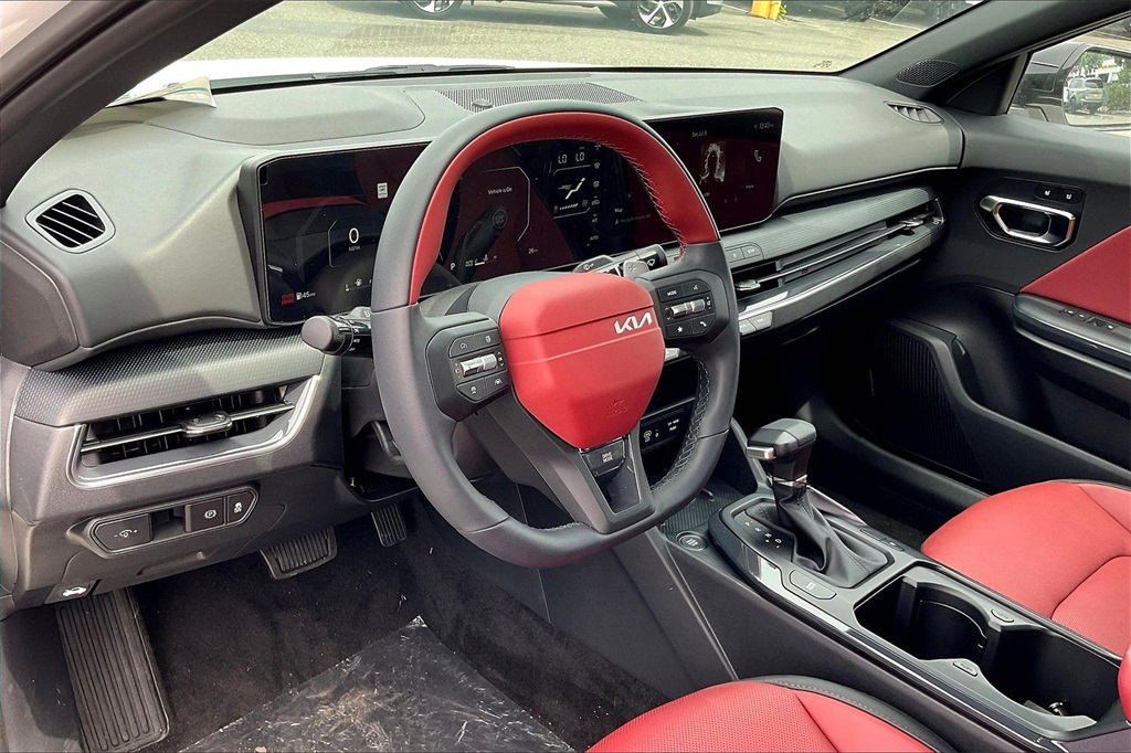 2025 Kia K4 GT-Line photo 6