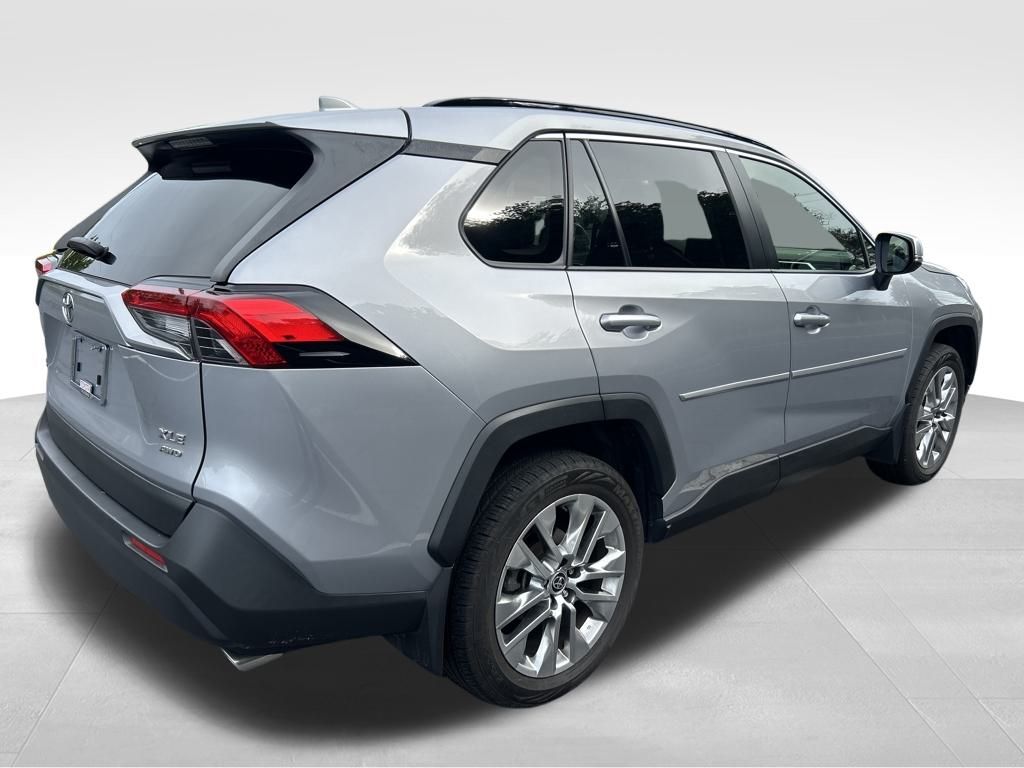 2020 Toyota RAV4 XLE Premium photo 5