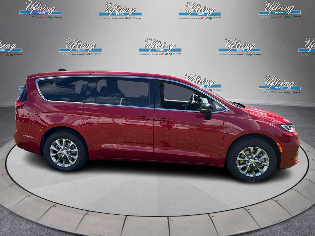 2026 Chrysler Pacifica photo 2