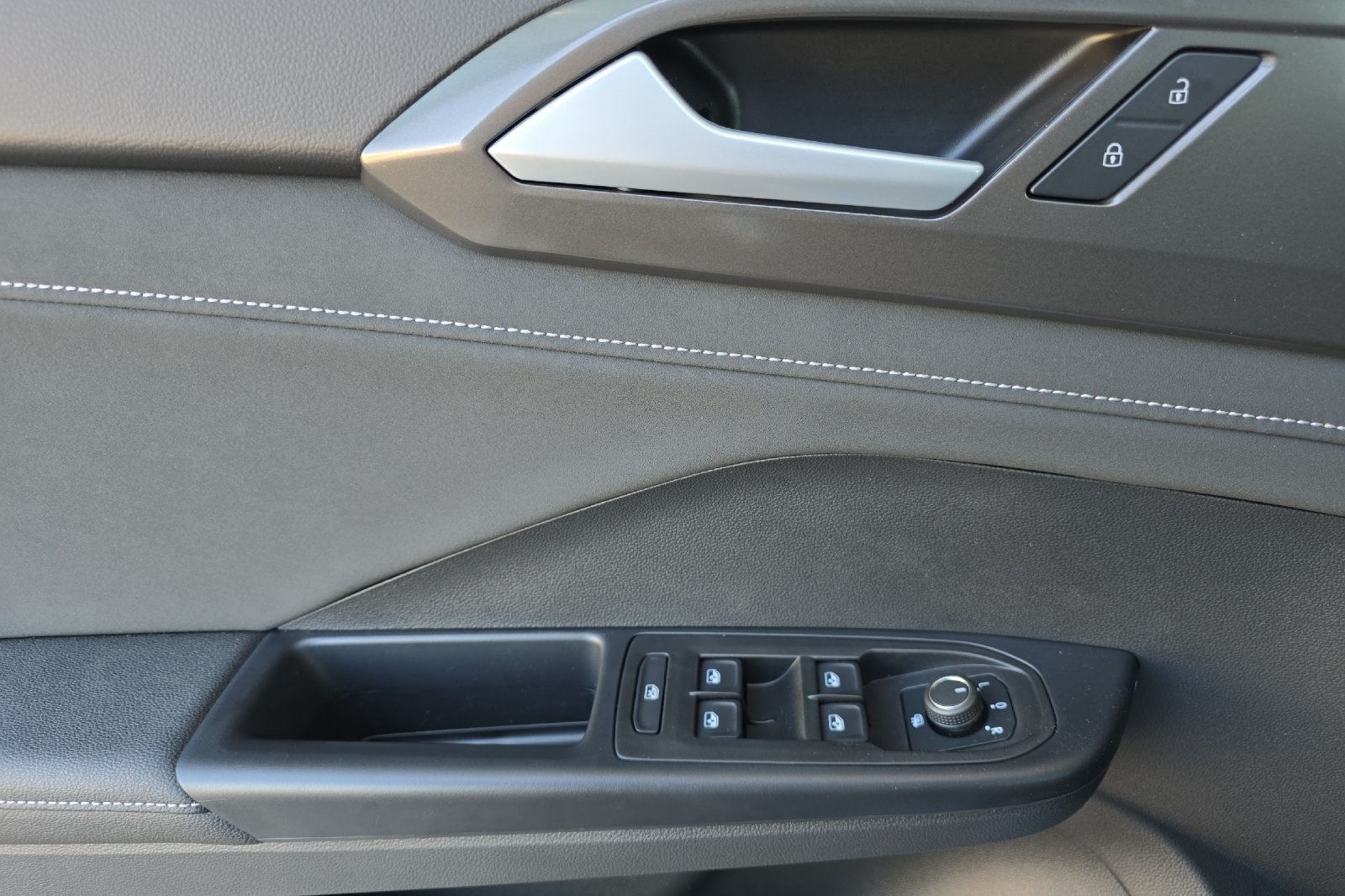 2025 Volkswagen Taos SE photo 10