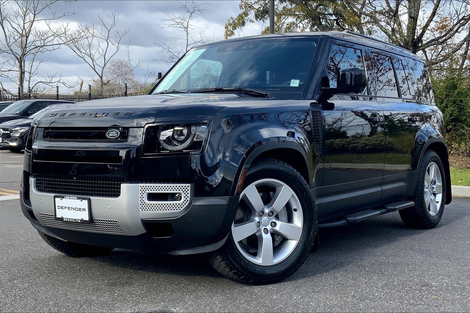 2025 Land Rover Defender S's photo