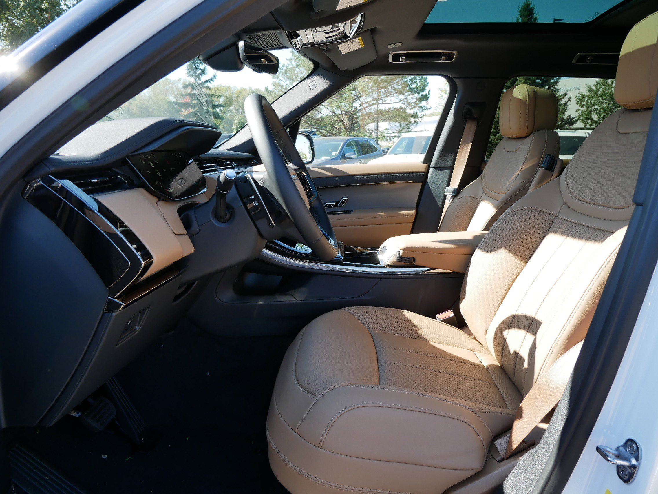 2025 Land Rover Range Rover Sport SE photo 3
