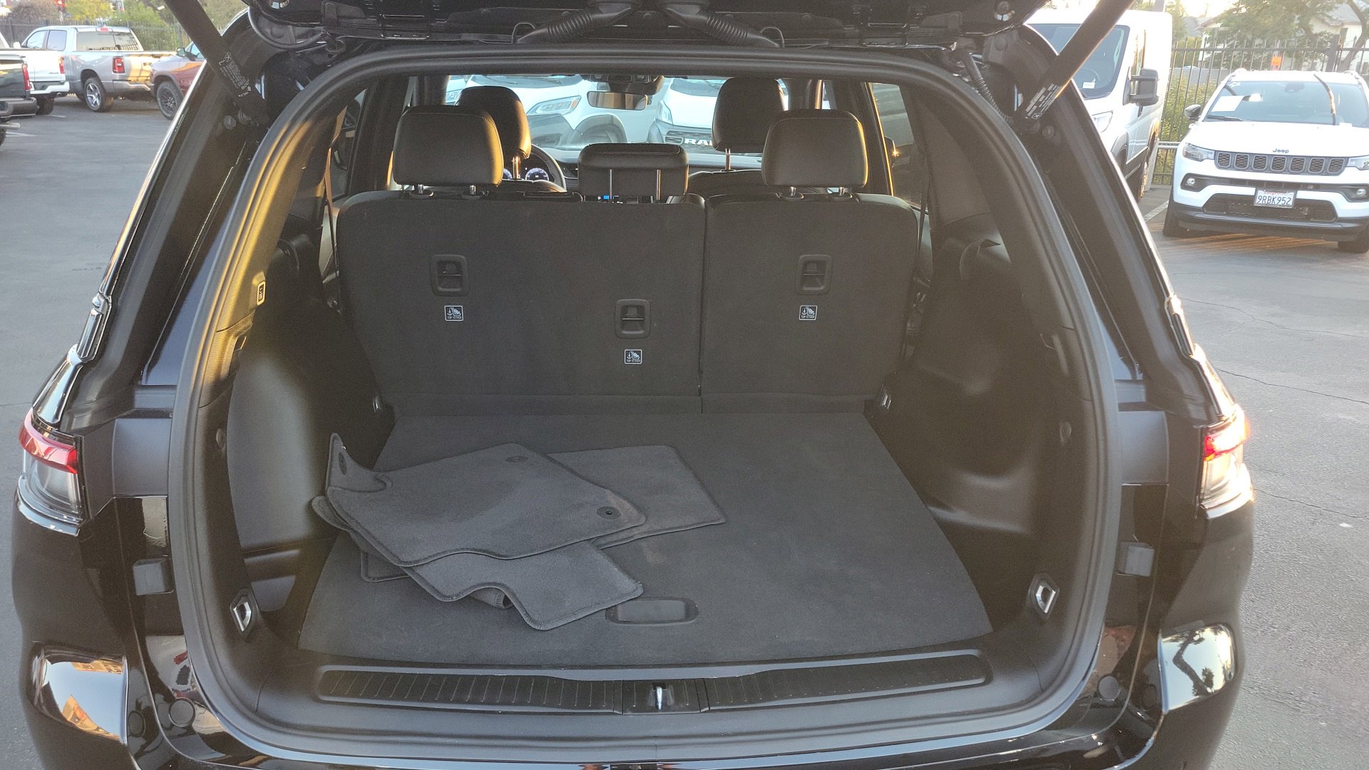 Used 2025 Diamond Black Crystal Pearlcoat Jeep Altitude X image 8