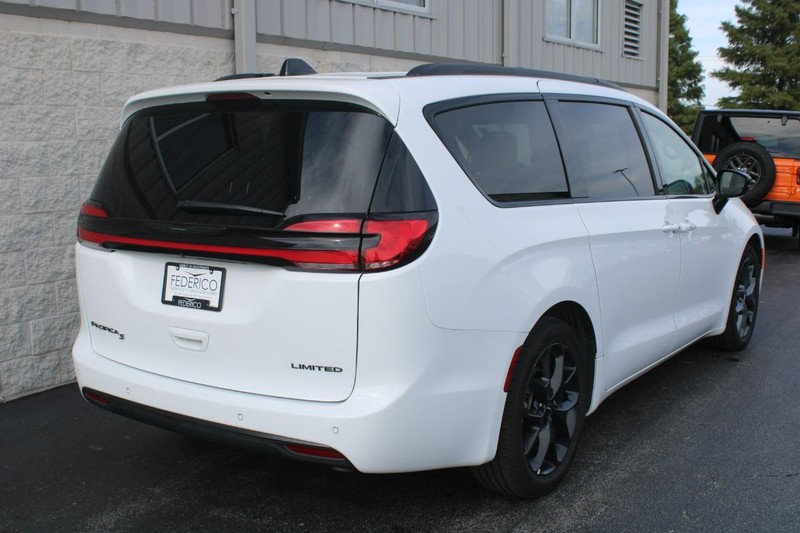 2025 Chrysler Pacifica Limited photo 3