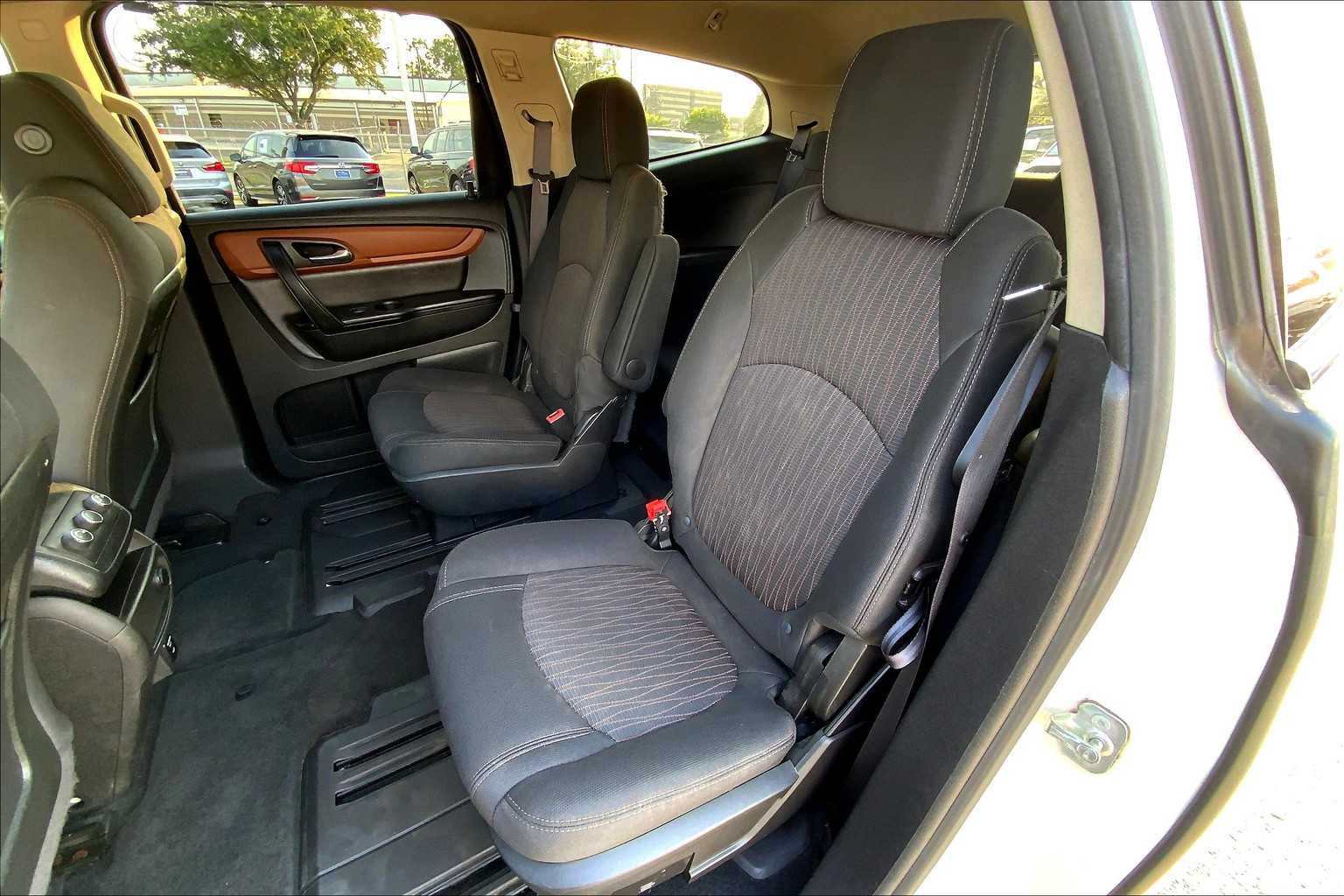 2015 Chevrolet Traverse 1LT photo 18