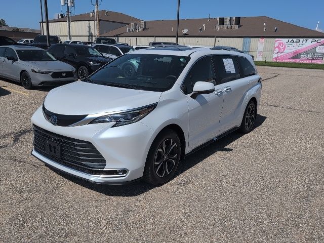 2025 Toyota Sienna Platinum photo 3
