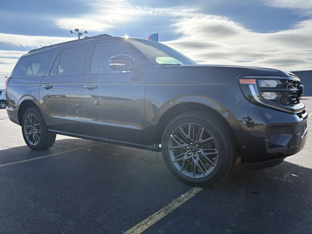 2025 Ford Expedition Platinum MAX photo 3