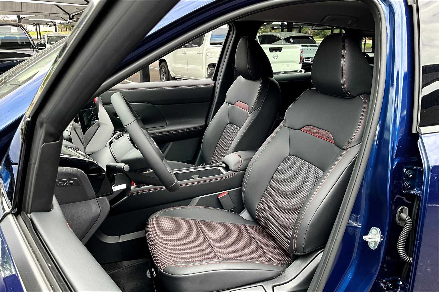 2025 Nissan Kicks SR photo 9