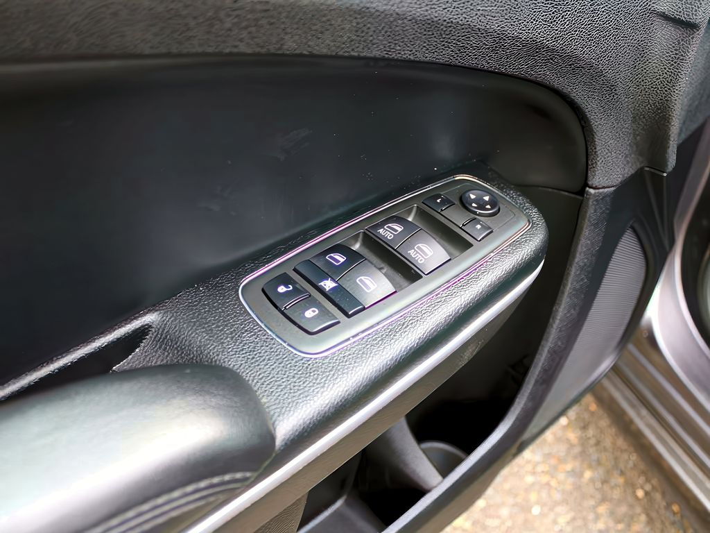 2022 Chrysler 300 Touring L photo 2
