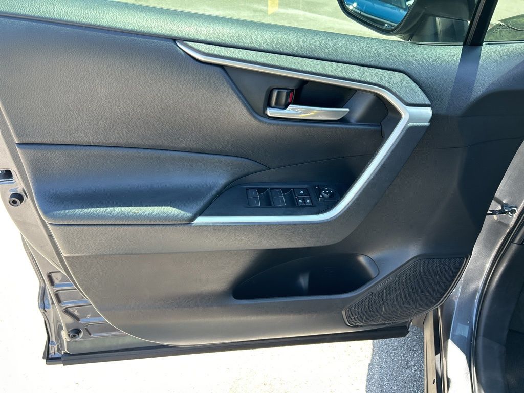 2023 Toyota RAV4 XLE Premium photo 11