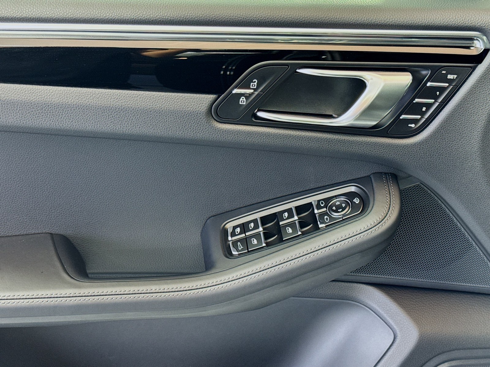 2025 Porsche Macan T photo 10