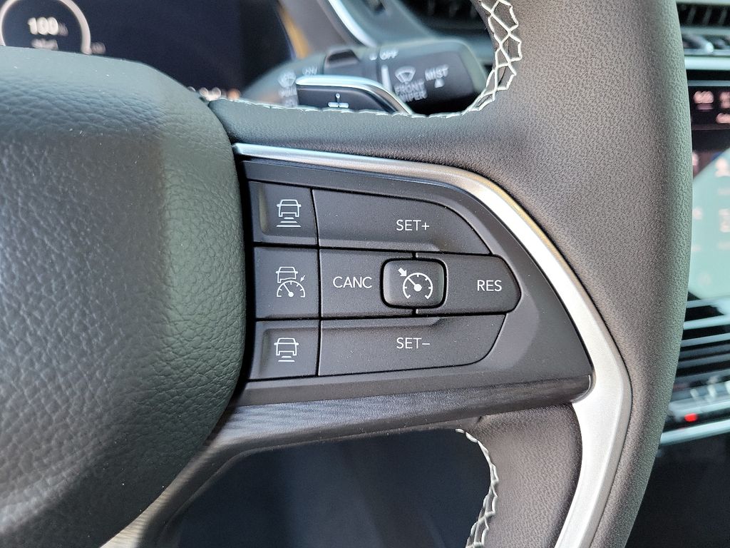 2025 Jeep Grand Cherokee Laredo photo 5