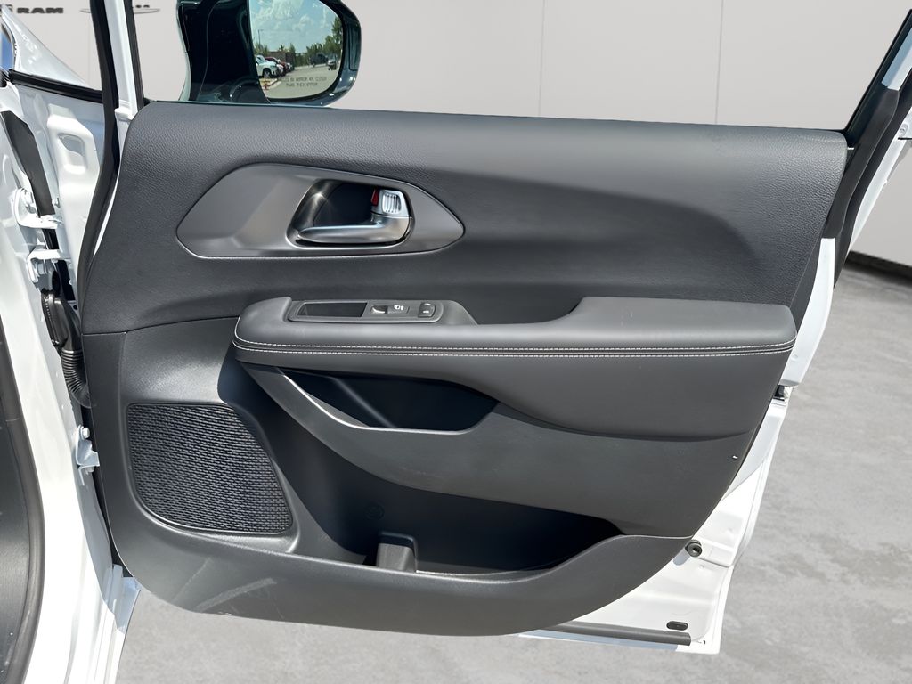 2026 Chrysler Voyager LX photo 13