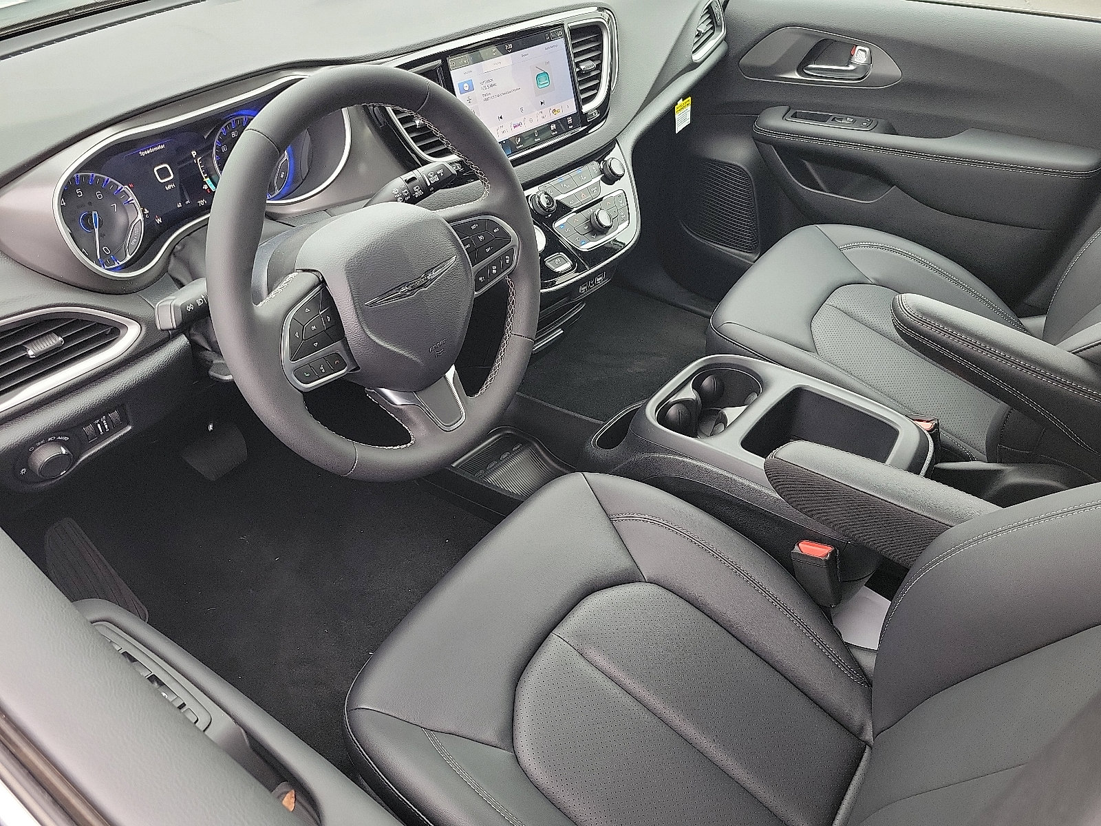 2025 Chrysler Voyager LX photo 3