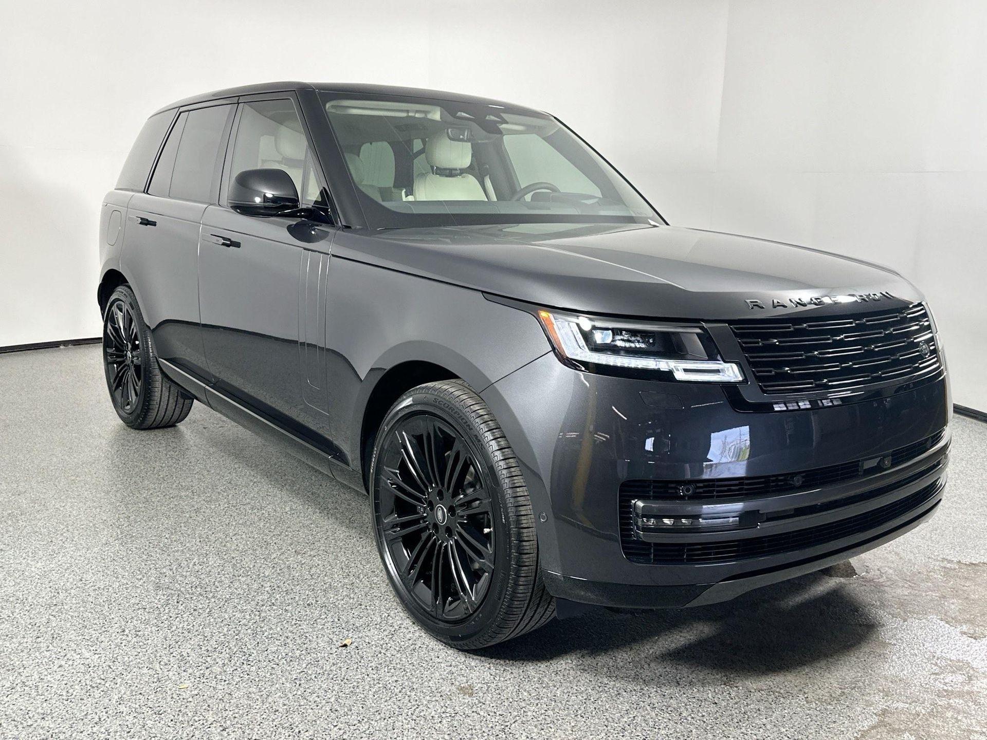 2025 Land Rover Range Rover SE photo 3