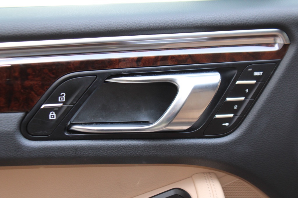 2025 Porsche Macan T photo 11