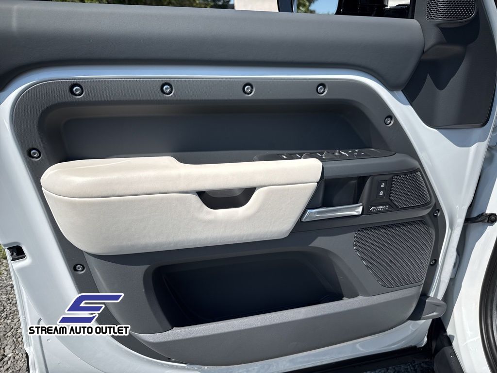 2024 Land Rover Defender 110 X-Dynamic SE photo 9