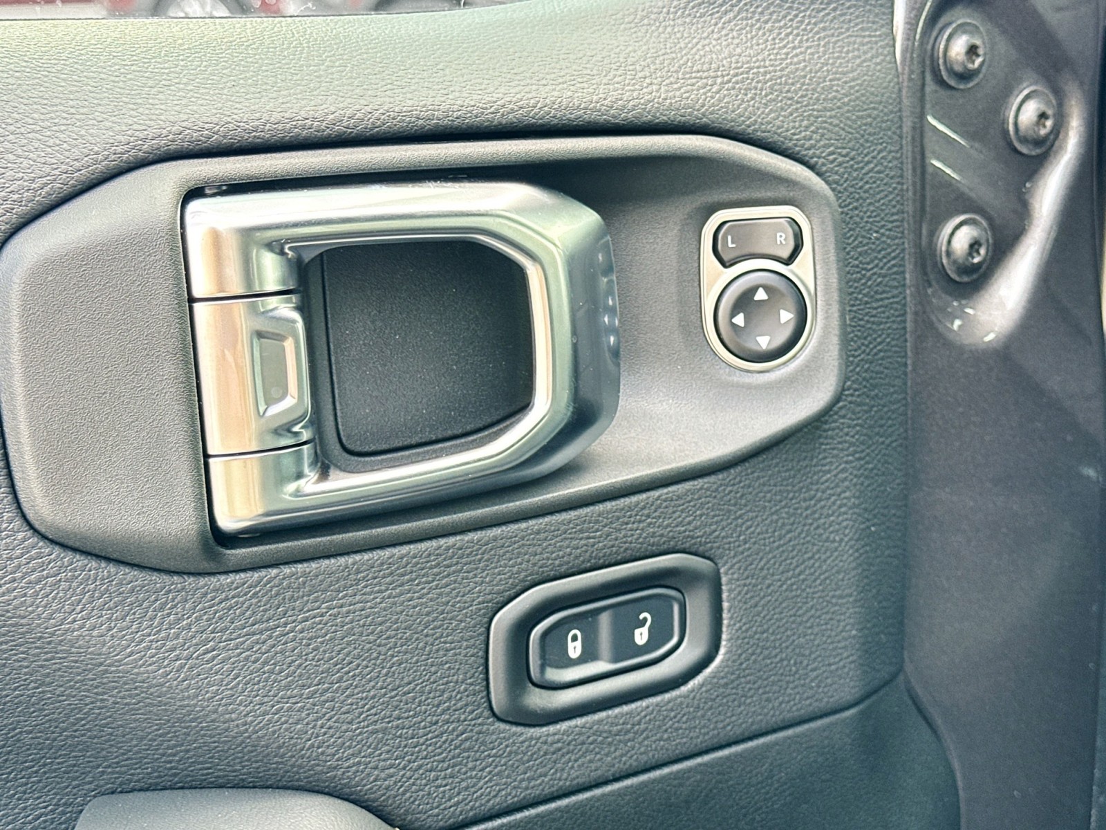 2025 Jeep Wrangler Sahara photo 18