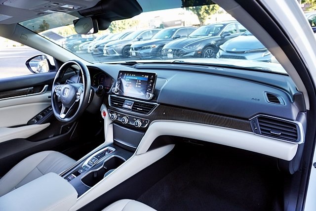 Used 2018  Honda Touring image 10