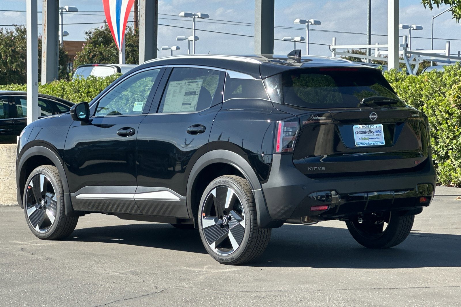 2026 Nissan Kicks SR photo 4