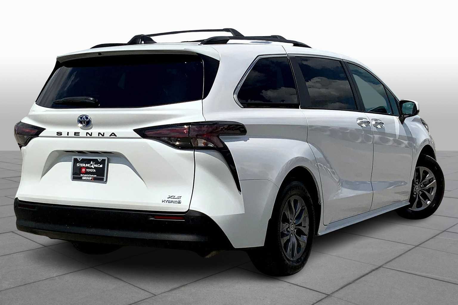 2023 Toyota Sienna XLE photo 12