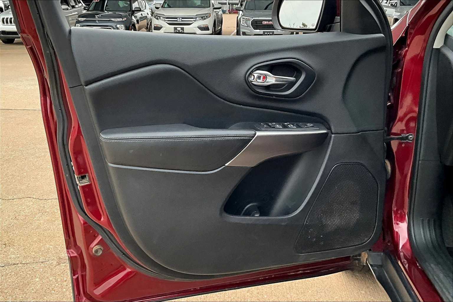 2020 Jeep Cherokee Latitude photo 23