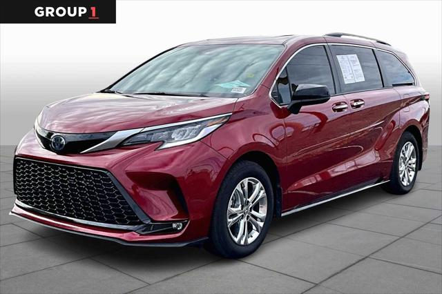 2023 Toyota Sienna XSE's photo