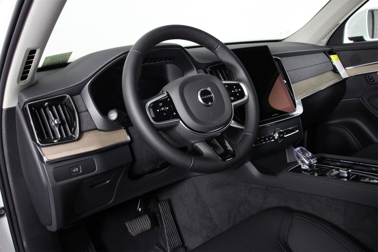 2025 Volvo XC90 Plus photo 7