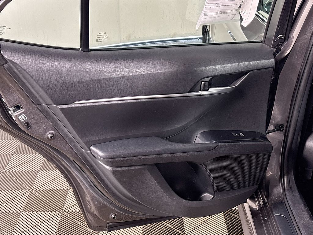 2018 Toyota Camry SE photo 18