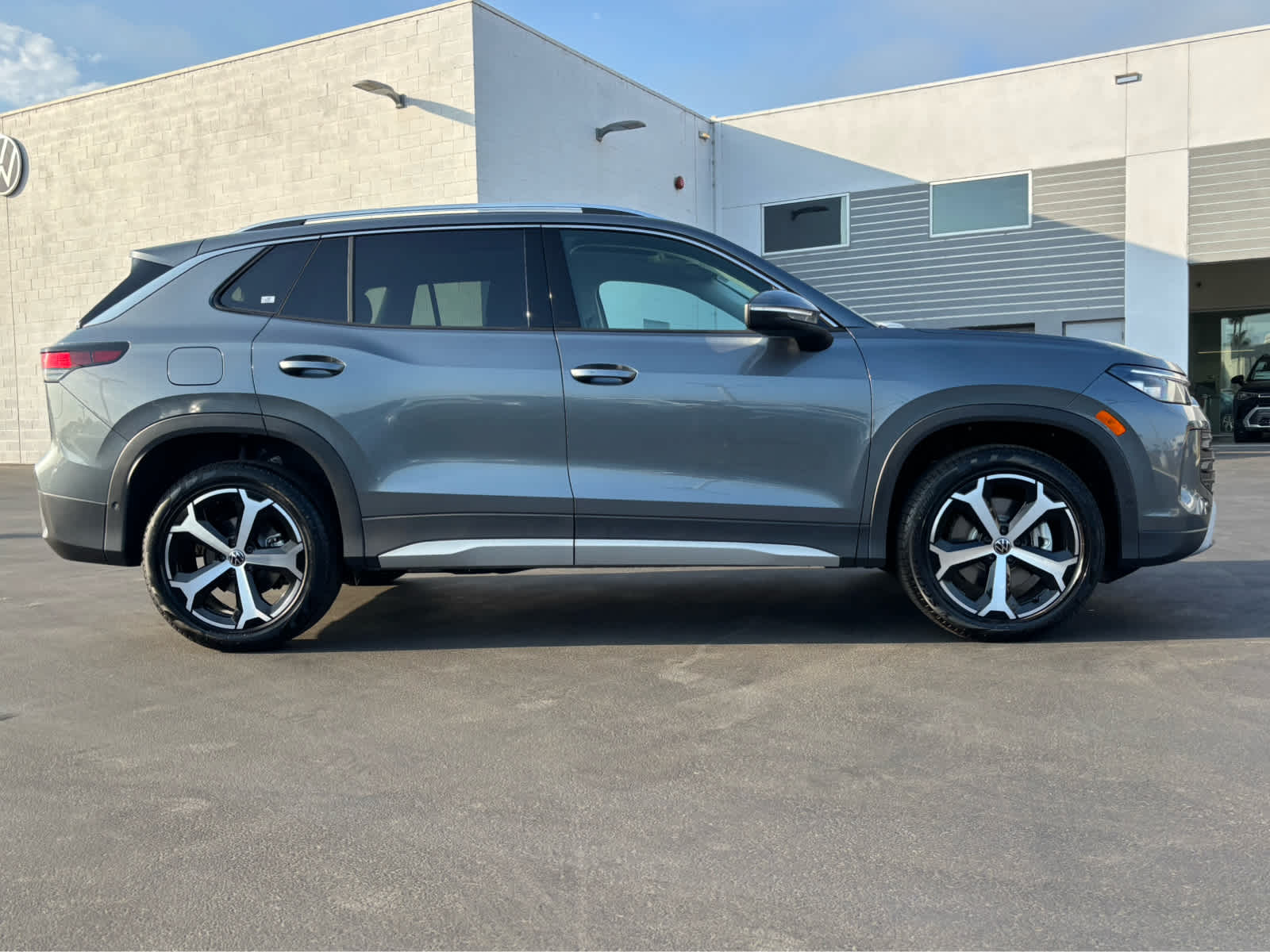 2025 Volkswagen Tiguan SE photo 2